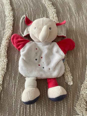 Peluche doudou plat 25cm sucre d’orge éléphant beige et rouge très bon état
