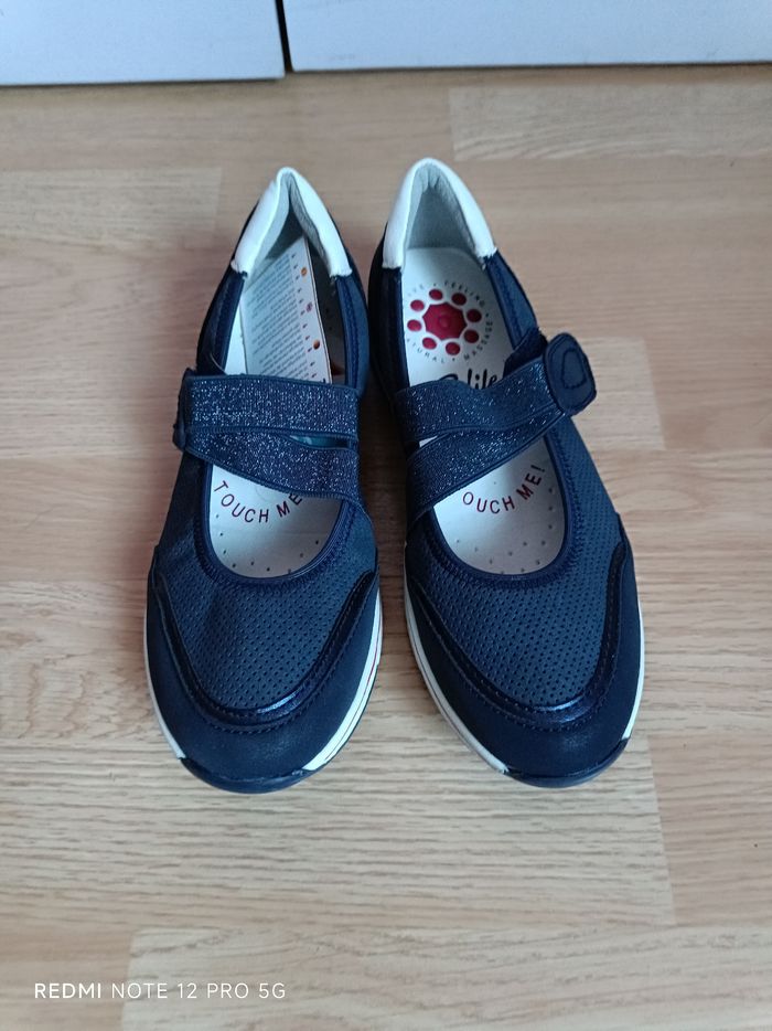 Ballerines bleu marine neuves " Relife" p.37