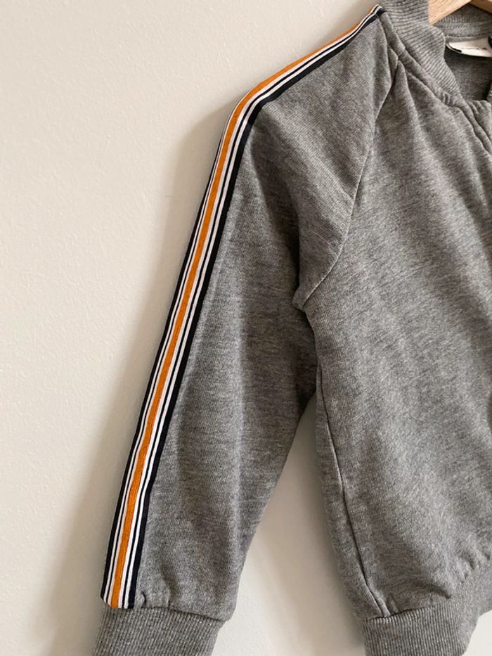 Sweat zippé gris chiné avec bandes oranges/blanches/bleues - 24 Mois - photo numéro 3