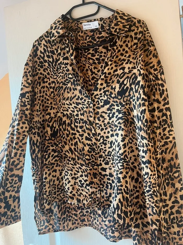 chemise léopard bershka satinée
