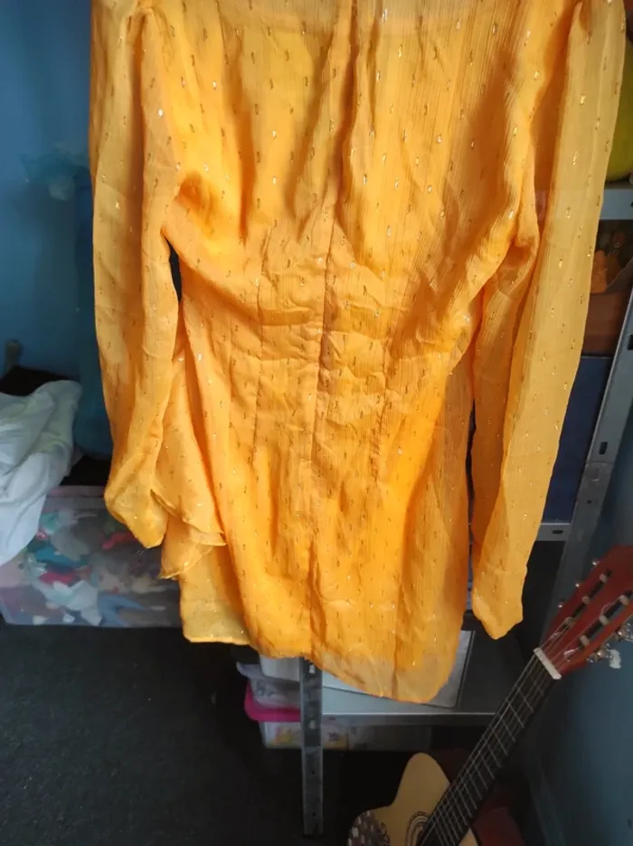 Robe moulante à froufrous jaunes - photo numéro 2