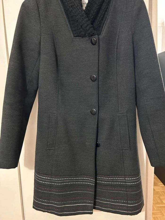 Manteau  gris avec  deco  sur le  bas T40 - photo numéro 2