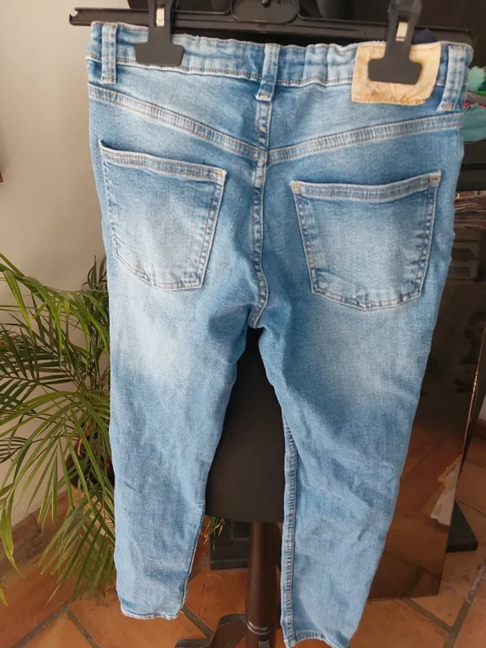 Jeans troué - photo numéro 3