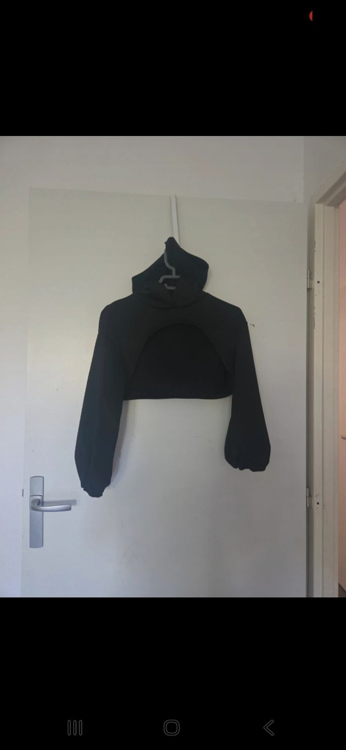 Pull crop top noir à capuche - photo numéro 3