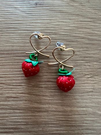 Petite paire de boucles d’oreilles fraises