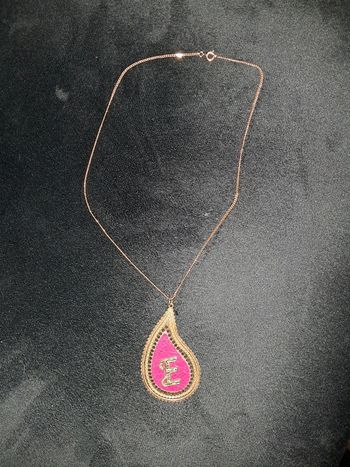 Pendentif avec lettre E