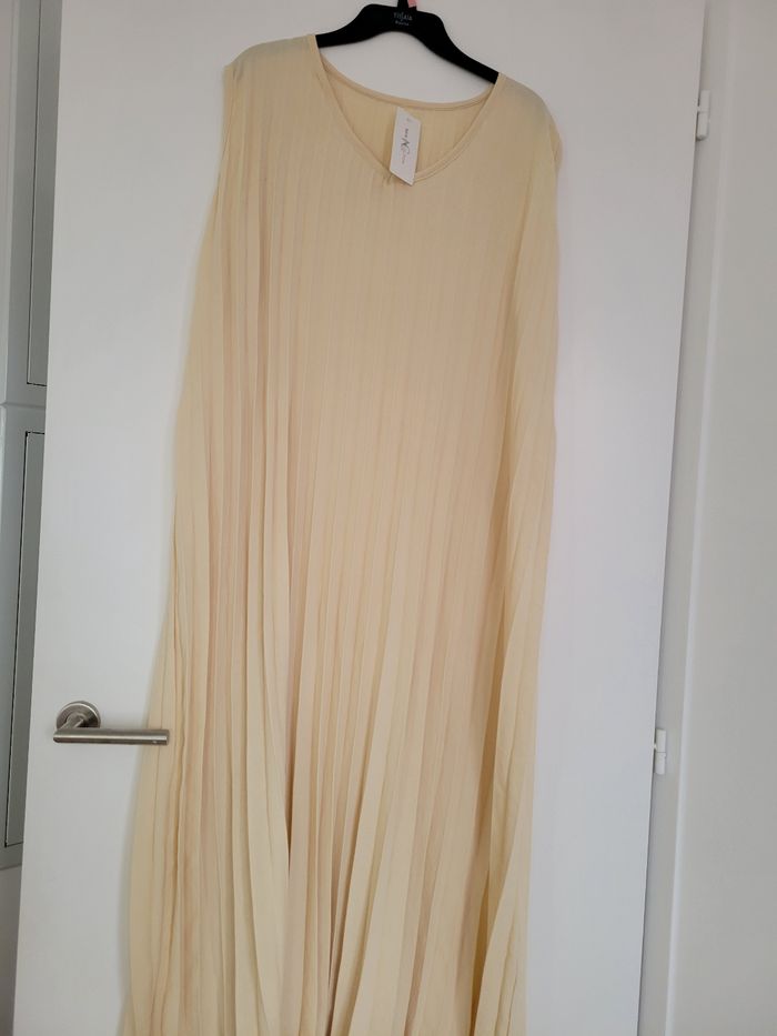 Jolie robe plissée beige - photo numéro 2
