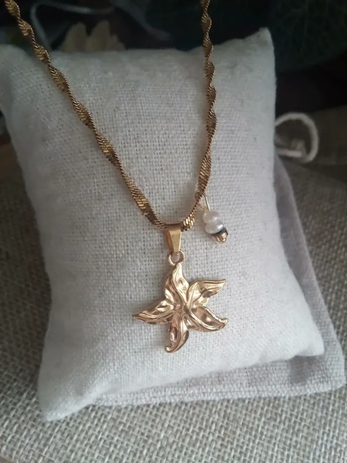 Collier pendentif étoile de mer et perles de culture d'eau douce naturelles