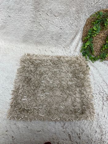 Housse de coussin beige poil long - JYSK 