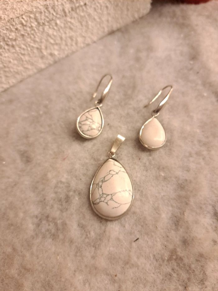 Boucles d'oreilles pendante avec pendentif assortie blanc marbré - photo numéro 5