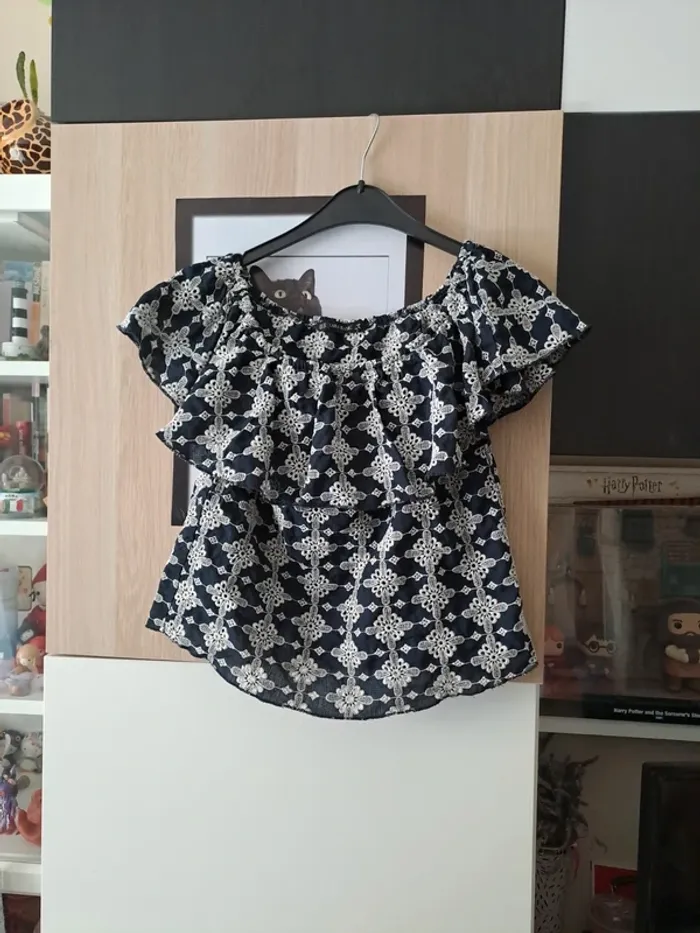 Haut a volant brodé