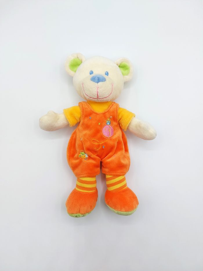 Peluche doudou ours écru crème MOTS D’ENFANTS salopette orange oiseau bleu vert