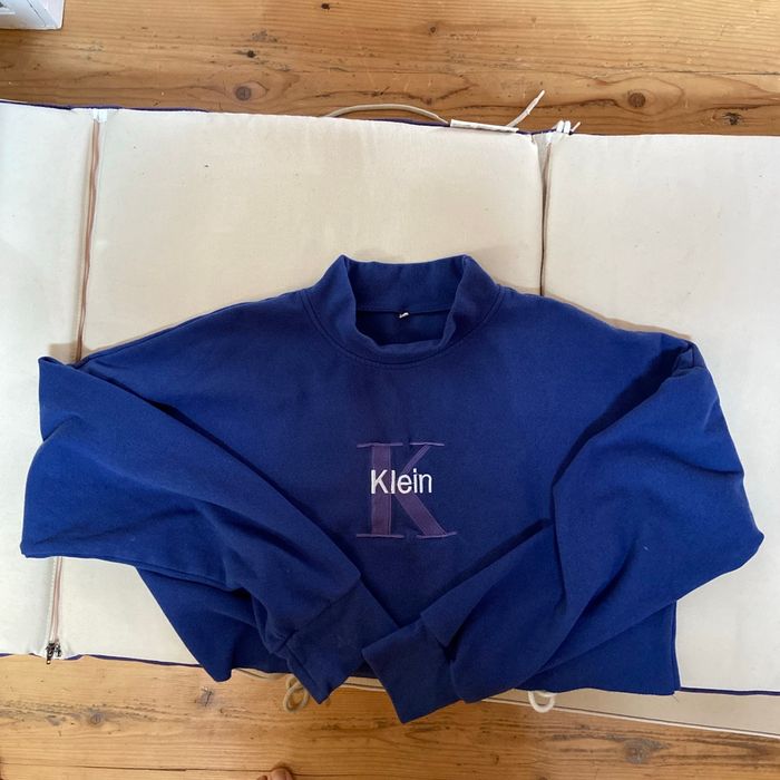 Léger sweat bleu KLein court