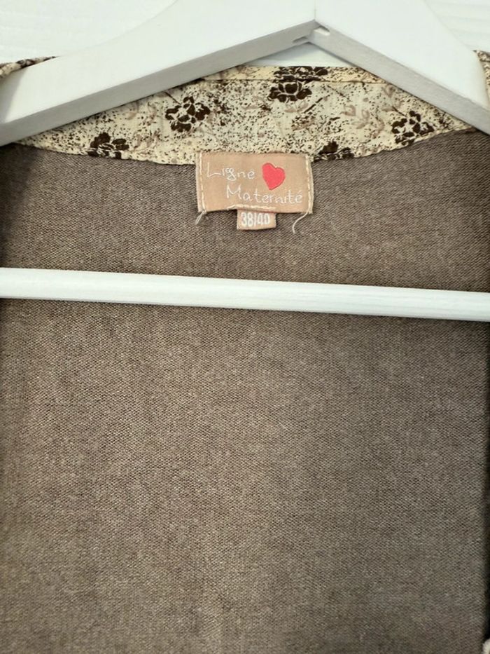 Haut maternité blouse gilet beige crème taupe à motifs fleurs et manches longues gilet intégré - photo numéro 5