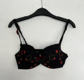 🔹 Ensemble lingerie noir & rouge – Charlott’ 90C🔹