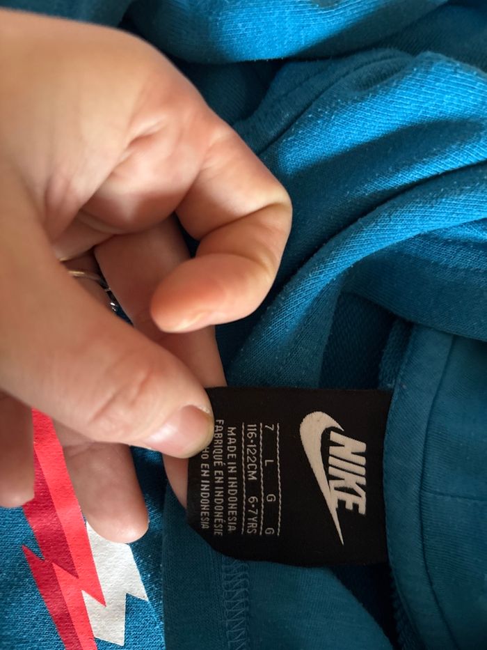 Vends sweat Nike 6-7 ans très bon état - photo numéro 3