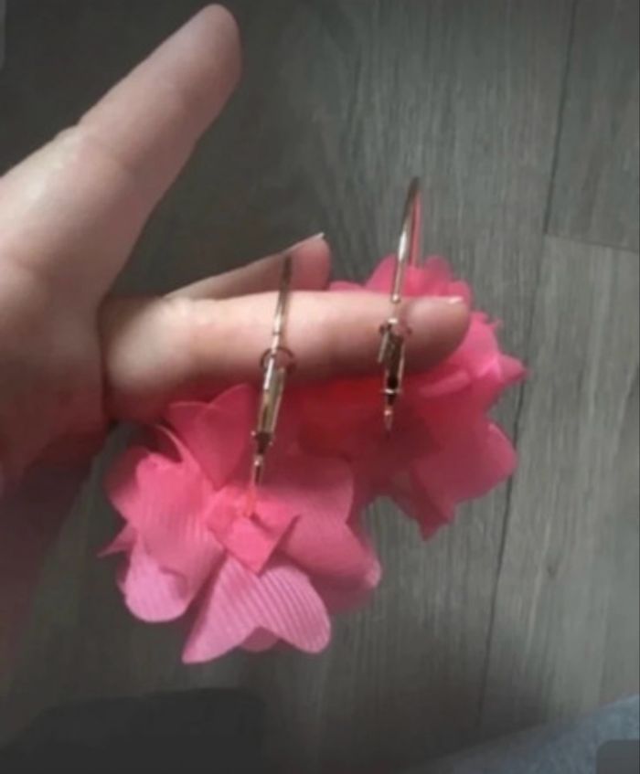 Boucles d’oreilles / Créoles NEUVES à froufrous pour femme couleur fuchsia - photo numéro 9