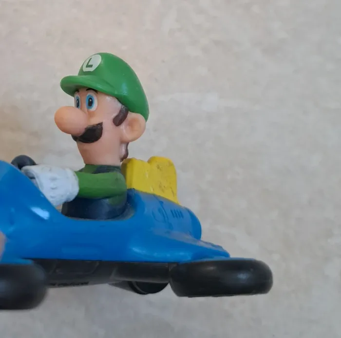 Figurine Luigi voiture et porte clefs perroquet Mario Kart en TBE - photo numéro 2