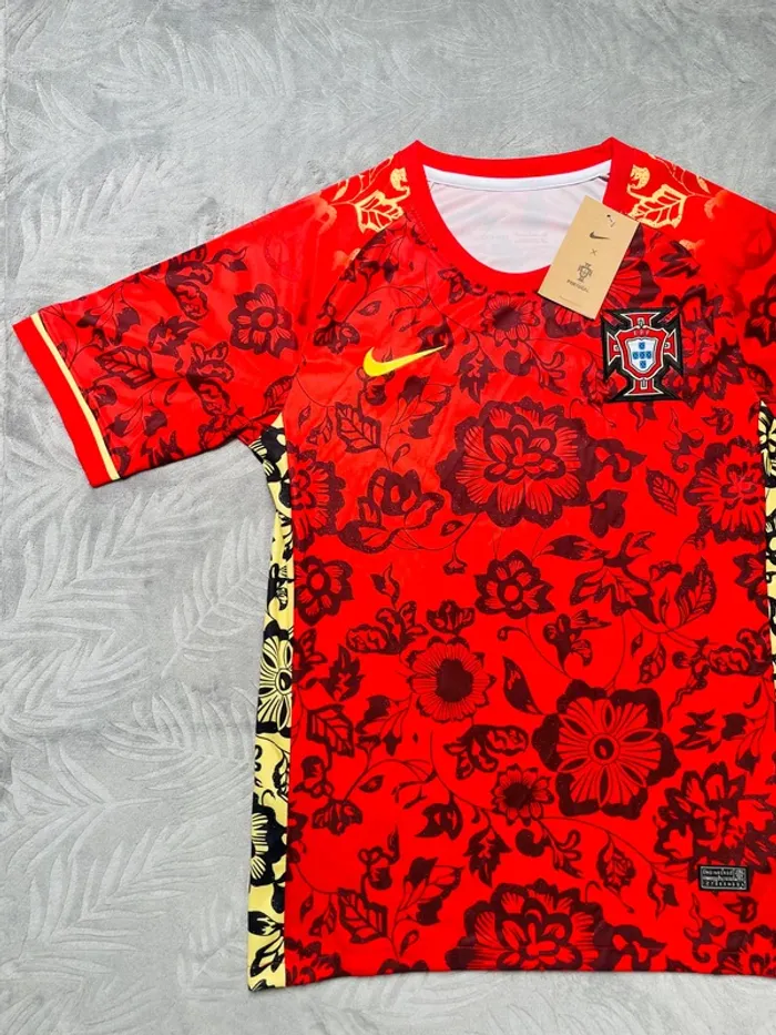 Maillot concept foot Portugal rouge fleurs taille S - photo numéro 2