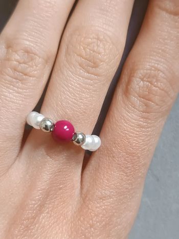 Jolie petite bague en perles