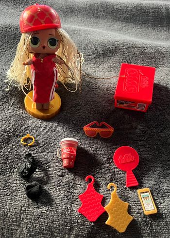 Petite poupée Lol surprise + accessoires comme sur la photos ( 28 )