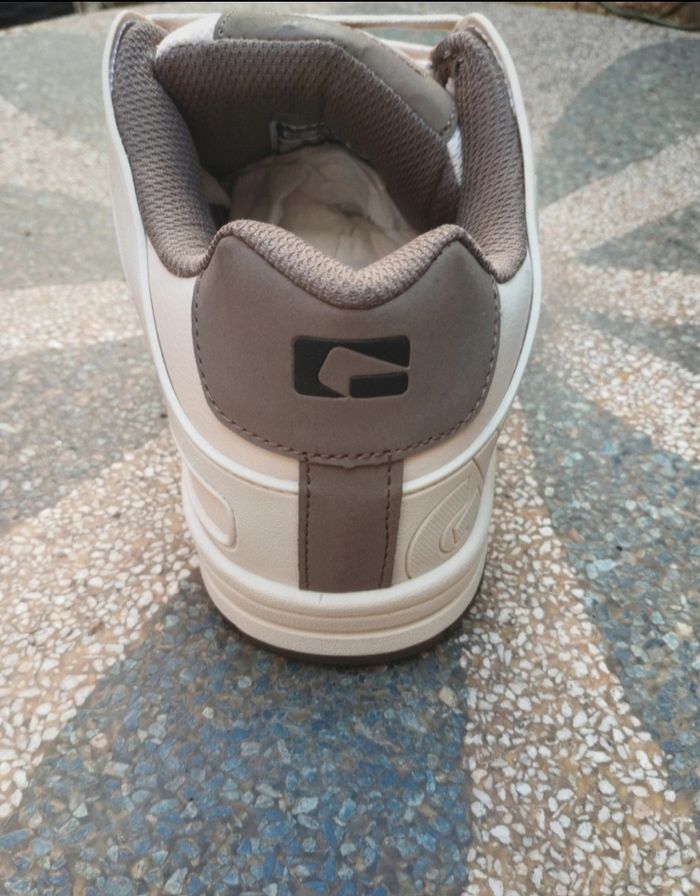 Baskets globe pointure 42 neuves jamais portées blanches et marrons - photo numéro 3