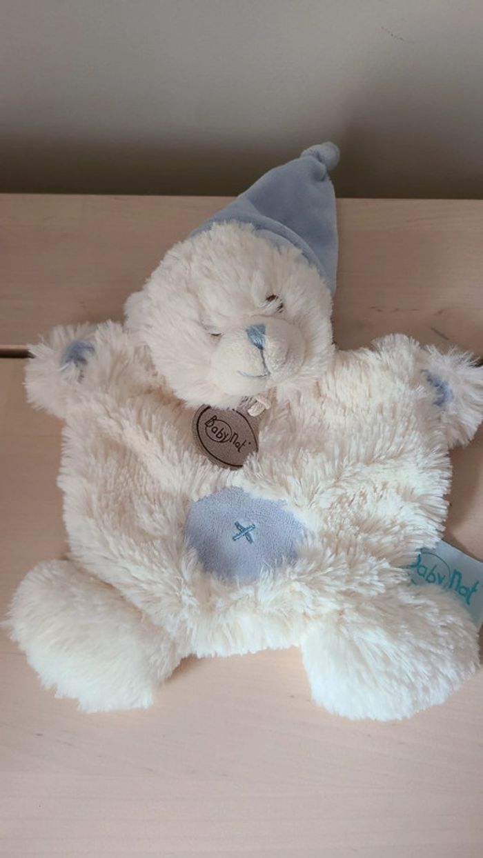 DOUDOU PLAT OURS BABY NAT' LES CÂLINS BLANC BLEU BONNET 18 CM - photo numéro 2