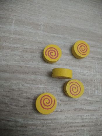 Lot de perles bois jaunes et rouges