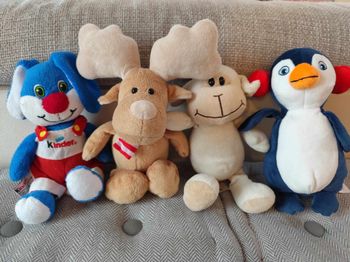 Lot de 4 peluches Kinder , en lot ou à l'unité , très bon état