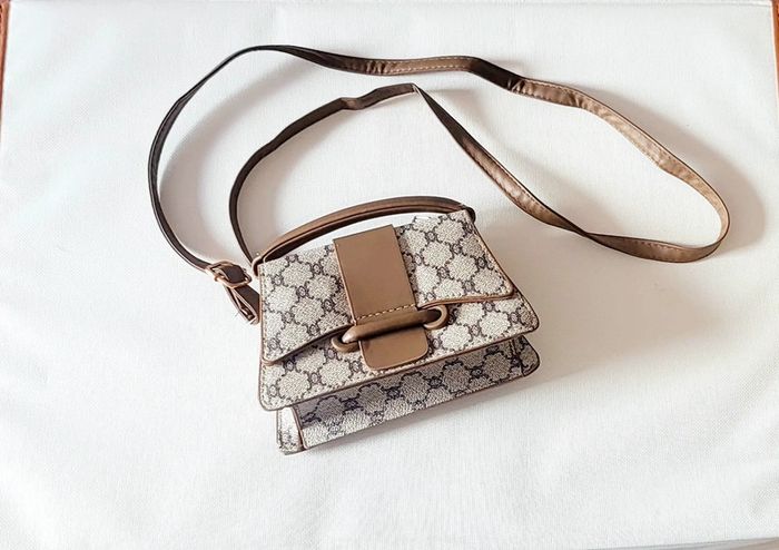 Sac a main marron style monogramme