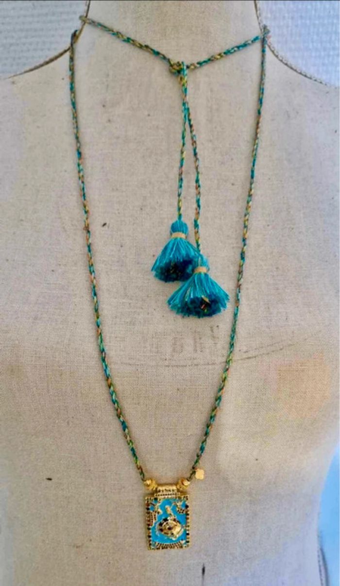 Sautoir cordons turquoise et or grigris à nouer pompons médaille carrée ange cristaux Habaha Paris