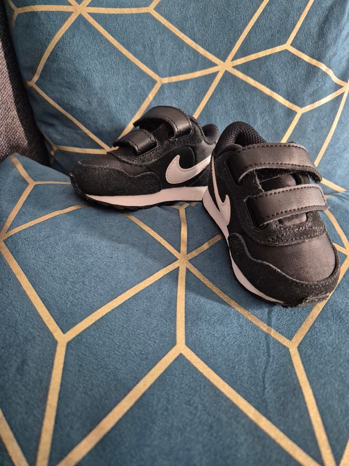 Chaussures nike 18.5 comme neuves