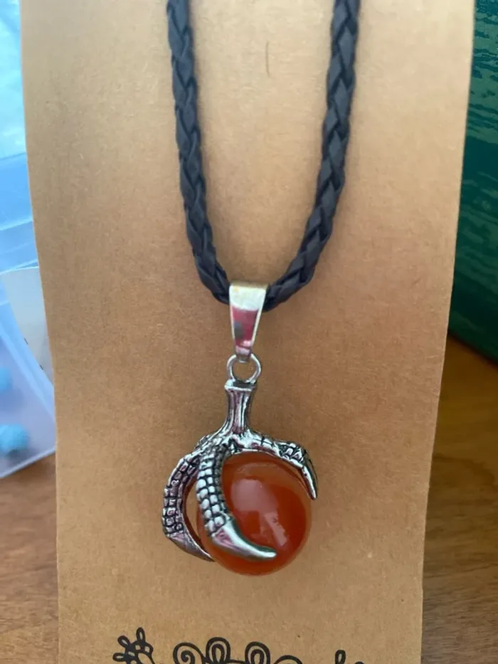 Collier pendentif griffe du dragon et pierre cornaline - photo numéro 2