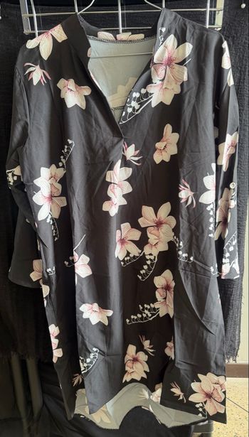 Robe tunique noire à motifs fleurs, Taille unique