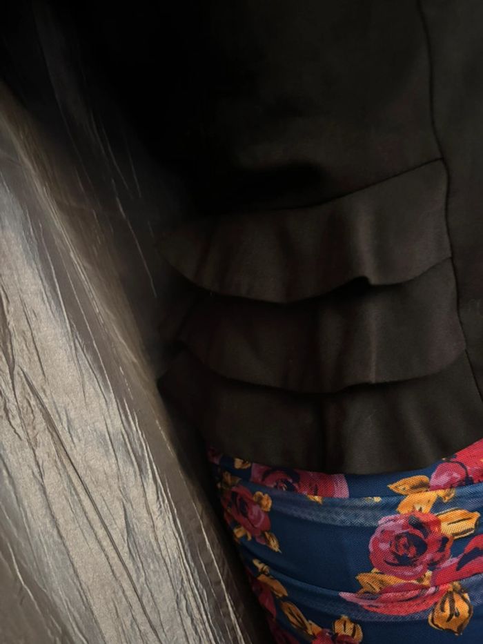 Blazer élégant noir avec volants sur les côtés - photo numéro 2