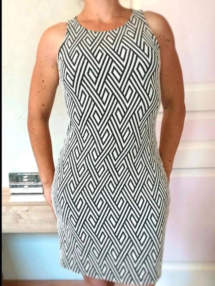Robe  courte  moulante graphique  -  Noir écru - Mango - M- Parfait  état - photo numéro 2