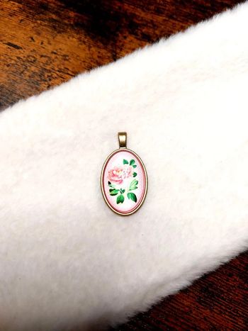 Magnifique pendentif avec cabochon rose