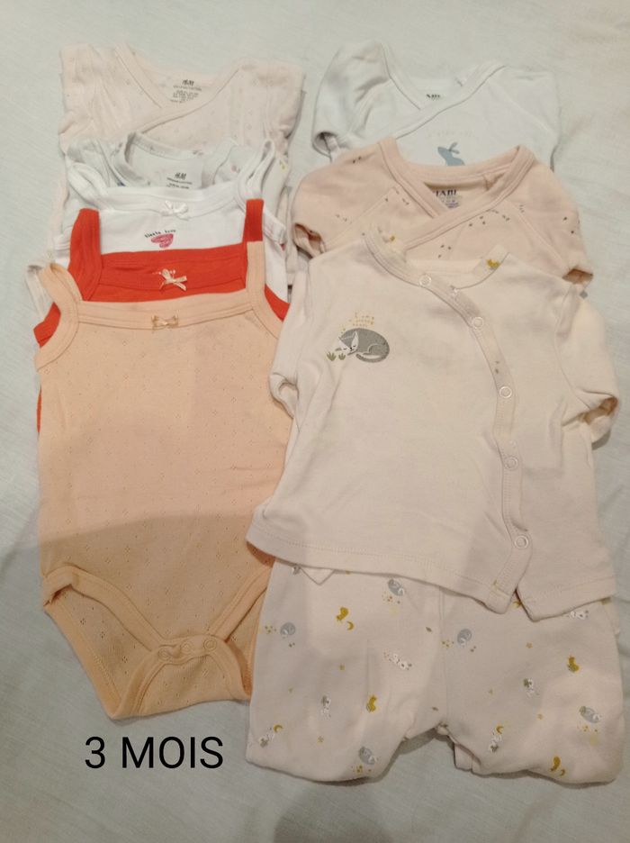 Lot 7 bodies et 1 pyjamas 3 mois Kiabi et H et M