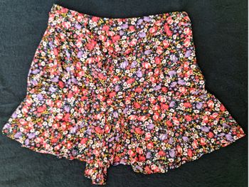 TRES JOLIE JUPE SHORT FLEURI A VOLANT - STRADIVARIUS