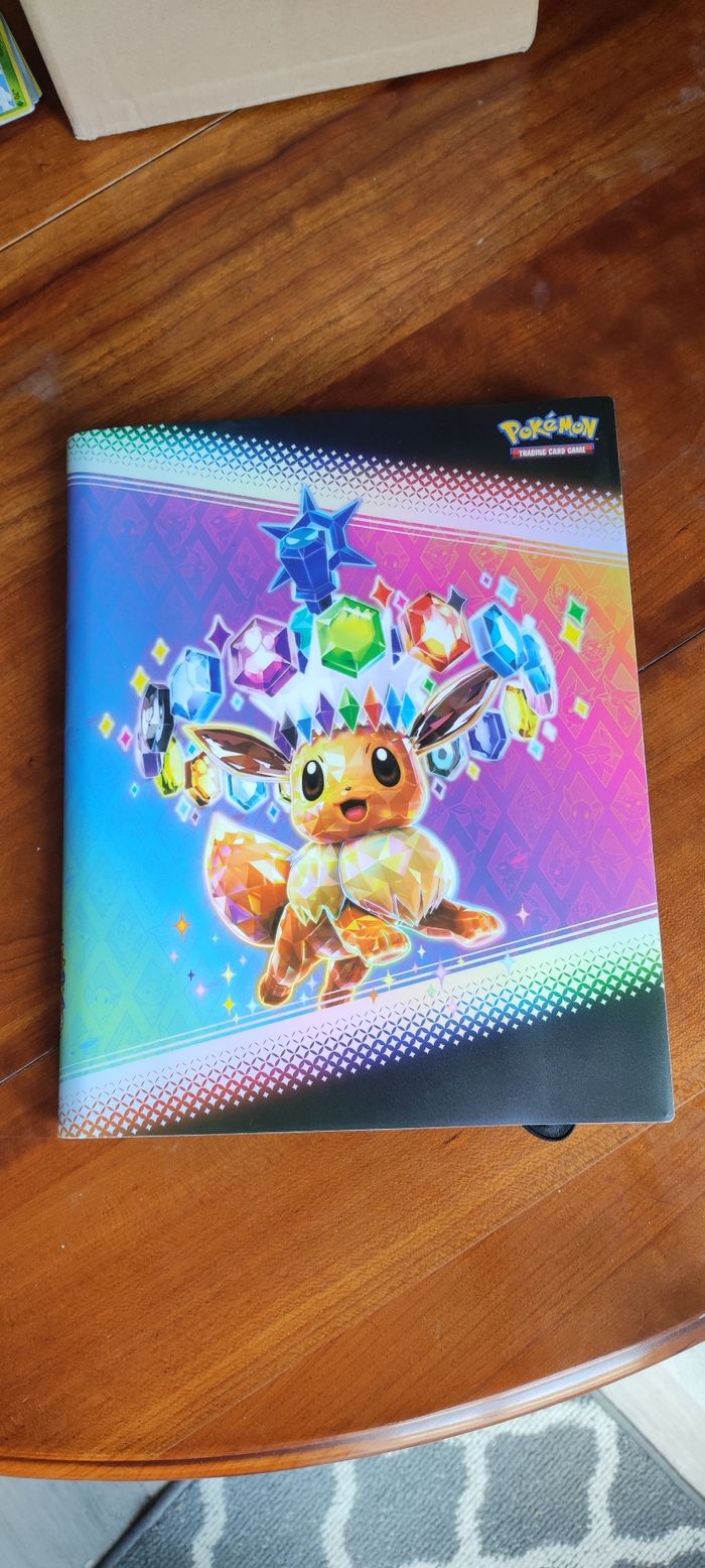 Collection cartes Pokemon ( 229 cartes sans doubles!) EV08.5 Évolution Prismatique - Lot classeur évoli + Pikachu gold 179 + Terapagos gold 180 + Full art (x7) + Promo Evoli ETB + Pokemon day +  10  pokeball + Evolition ex Stamp (X3) + ex + co/revers - photo numéro 5