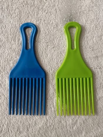2 peignes afro (1 bleu et 1 vert)