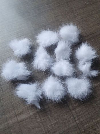 50 pompons effet fourrures pour scrapbooking 