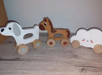 Jouet en bois à roulettes