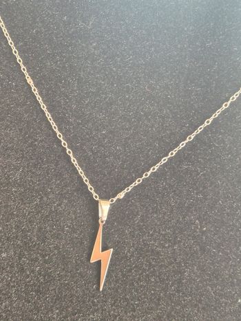 Jolie collier en acier avec motif eclair