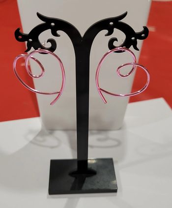 BOUCLES D'OREILLES FORME COEUR ROSE METALLIQUE ! NEUF !