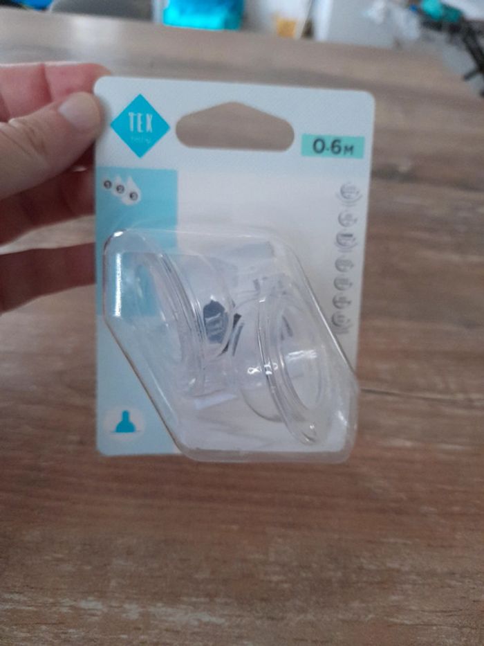 2 tétines de biberons 0/6 mois