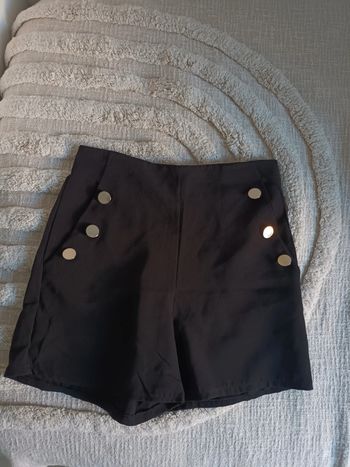 Joli short noir boutons dorés taille M