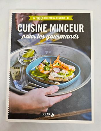 "Cuisine minceur pour les gourmands".
Solar.
192 pages.
ISBN : 978.2.263.06775.4
