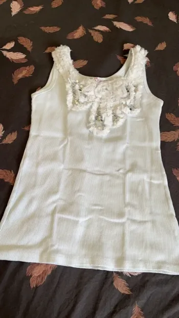 Débardeur blanc froufrou et strass
