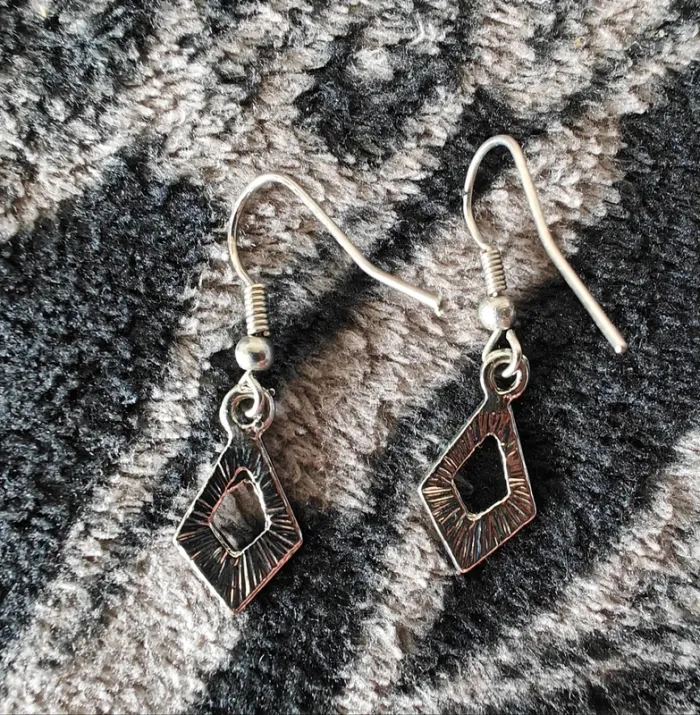 Lots de deux paires de boucles d'oreilles pendantes - photo numéro 4